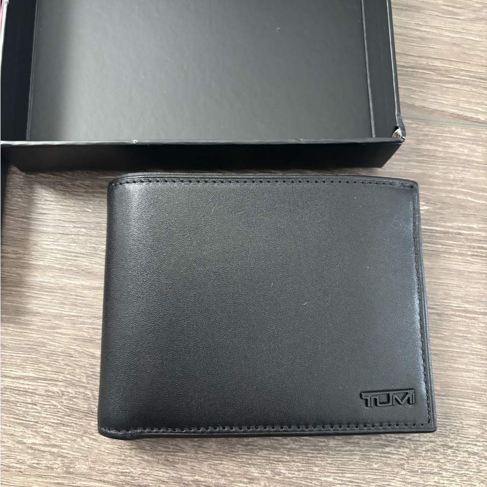 TUMI Delta wallet
